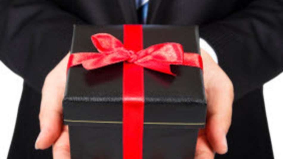 Four Tips For Gift Buying For Your Boss And Coworkers